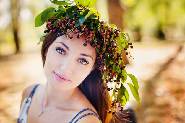 Ritratto della ragazza di bellezza nel parco di autunno