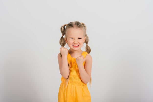 Ritratto della ragazza sorridente felice del bambino