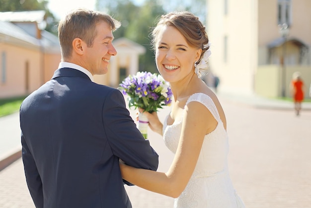 Ritratto della sposa a un matrimonio in abito bianco