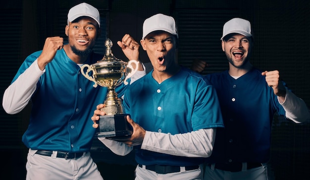 Ritratto della squadra del trofeo di baseball e celebrazione del vincitore di un gruppo sportivo con un sorriso e una motivazione Celebrando gli amici entusiasti e di fitness felici dal premio per il successo dell'allenamento sportivo in studio