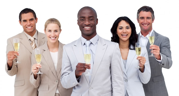 Ritratto della squadra multietnica di affari che beve champagne