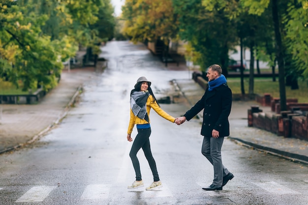 Ritratto delle coppie affettuose che fanno una passeggiata nella città