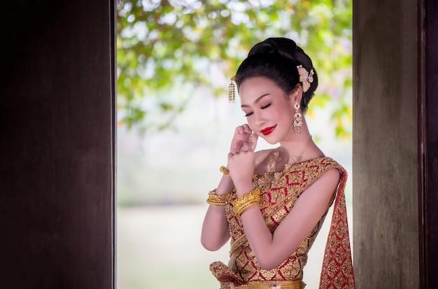 Ritratto delle donne asiatiche nella condizione tradizionale del costume della Tailandia