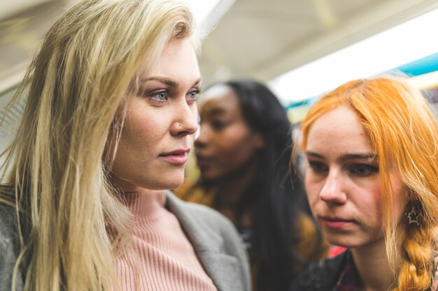 Ritratto delle donne sul treno affollato del tubo