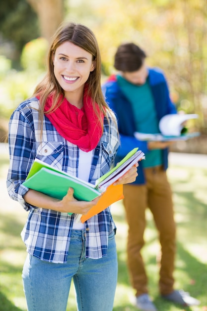 Ritratto delle note della tenuta della studentessa di college