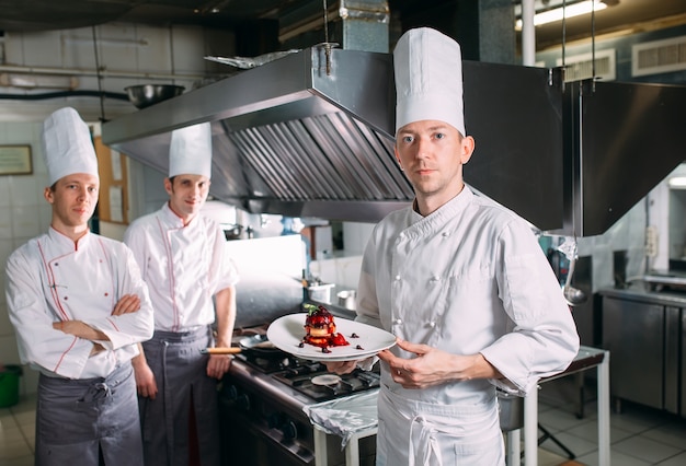 Ritratto dello Chef nella cucina del ristorante con un piatto pronto Foie Gras.