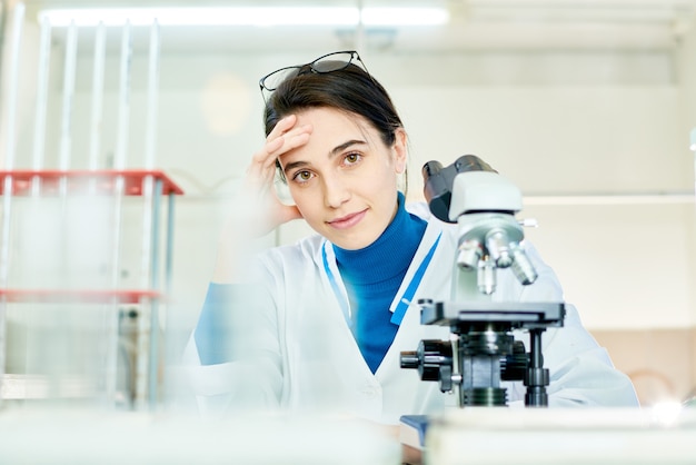 Ritratto dello scienziato grazioso con il sorriso caldo