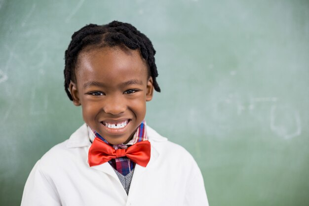 Ritratto dello scolaro felice che sorride nell'aula