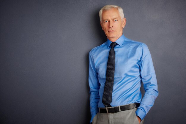 Ritratto dello studio dell'uomo d'affari senior sicuro