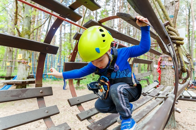 Ritratto di 3 anni ragazzo indossa casco e arrampicata