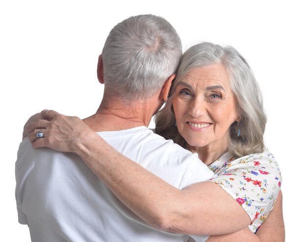 Ritratto di abbracciare coppia senior isolato su sfondo bianco