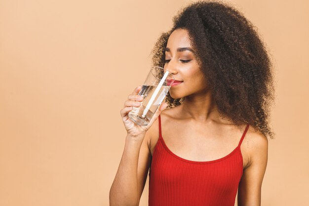 Ritratto di acqua potabile bella donna afroamericana