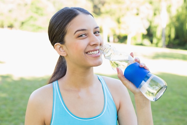 Ritratto di acqua potabile sportiva donna