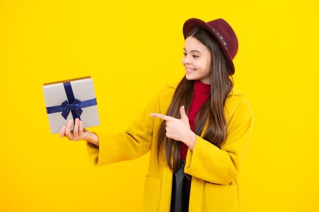 Ritratto di adolescente felice Ragazza adolescente bambino 1214 anni con regalo su sfondo isolato Concetto di vacanza di compleanno Adolescente tenere presente casella Ragazza sorridente