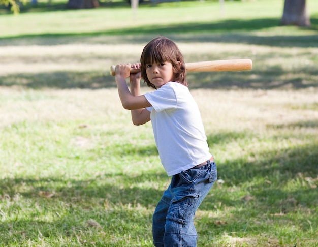 Ritratto di adorabile bambino che gioca a baseball