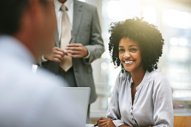 Ritratto di affari e sorriso di una donna di colore in riunione in ufficio con i dipendenti Aziendale professionale e felicità della leader femminile africana che coworking fiducia e pianificazione sul posto di lavoro aziendale