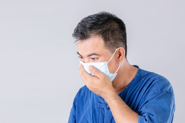 Ritratto di agricoltore thailandese che indossa la maschera protettiva per il viso per prevenire il virus