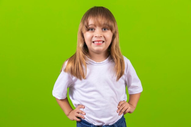 Ritratto di allegra ragazza caucasica isolata su sfondo verde che sorride alla macchina fotografica