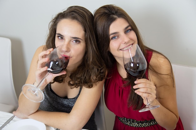 Ritratto di amici che bevono vino rosso a casa