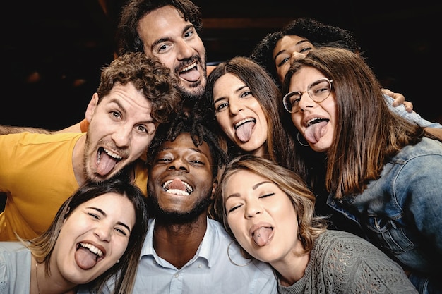 Ritratto di amici felici che abbracciano e fanno smorfie guardando la telecamera persone che si divertono a inclusione della diversità e concetto di stile di vita di integrazione