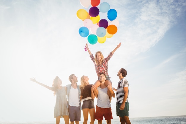 Ritratto di amici in possesso di palloncino