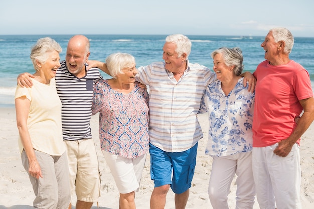 Ritratto di amici senior in spiaggia