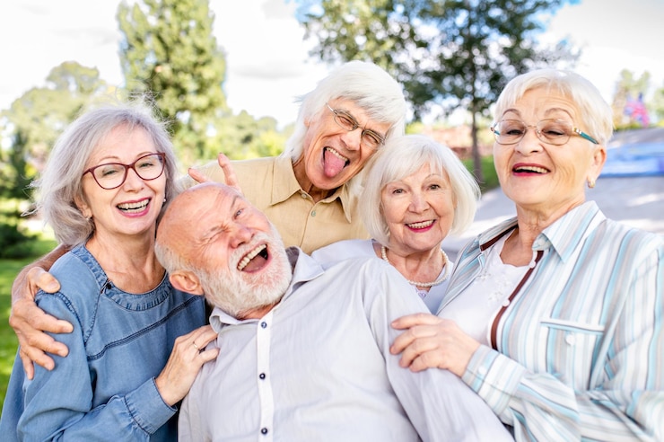 Foto ritratto di amici sorridenti in piedi contro il cielo