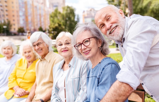 Ritratto di amici sorridenti in piedi nel parco