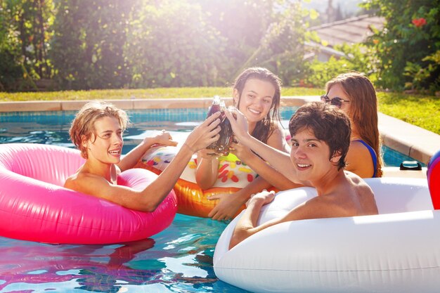 Ritratto di amici sorridenti in piscina