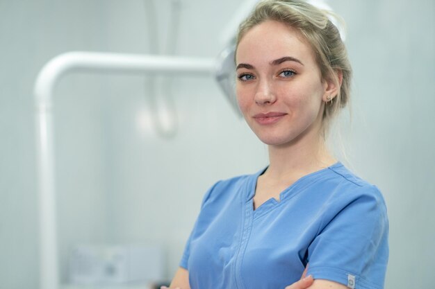 Ritratto di assistente dentista o dentista femminile nella stanza di odontoiatria