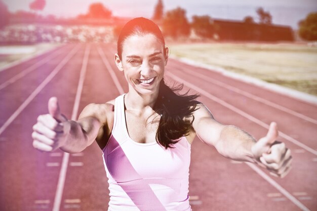 Ritratto di atleta femminile che mostra i pollici in su