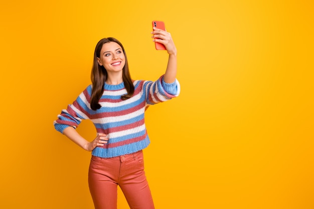 Ritratto di attraente bella ragazza che fa selfie tenere il telefono