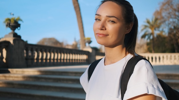 Ritratto di attraente ragazza sorridente con lo zaino