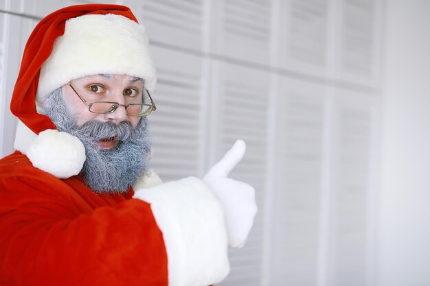 Ritratto di Babbo Natale davvero felice. Babbo Natale divertente. Vacanze a tema natalizie e capodanno invernale Natale in arrivo!