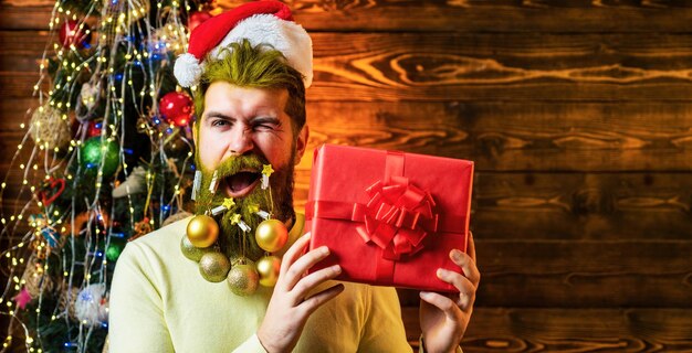 Ritratto di Babbo Natale divertente ed eccitato per banner Babbo Natale hipster con barba decorata biglietto di Natale di Capodanno emozioni regalo ritratto di Babbo Natale per poster