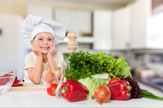 Ritratto di bambina adorabile che prepara cibo sano in cucina