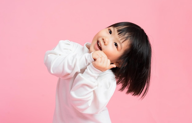 Ritratto di bambina adorabile isolato su sfondo rosa