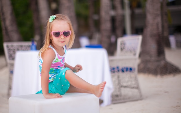 Ritratto di bambina adorabile su una spiaggia bianca tropicale