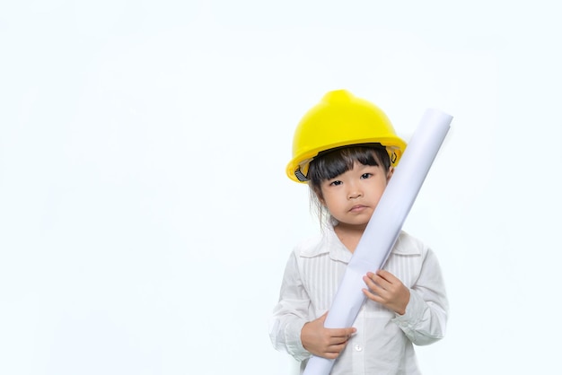 Ritratto di bambina asiatica carina in uniforme da ingegnere e casco su sfondo bianco