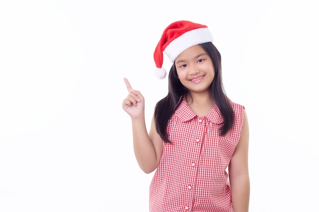 Ritratto di bambina asiatica che indossa il cappello della Santa