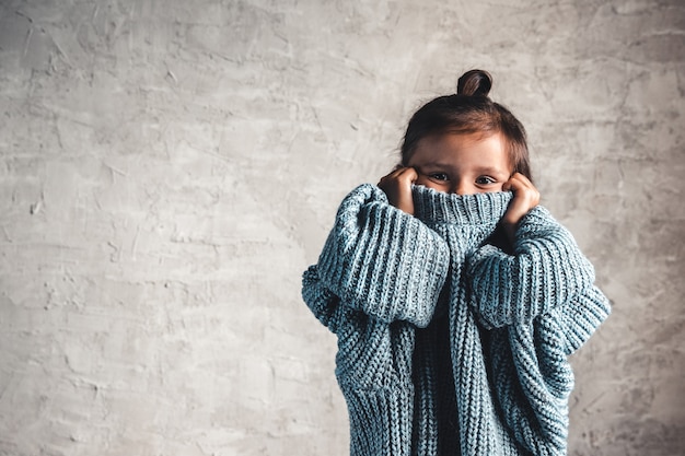 Ritratto di bambina bambino moda sul muro grigio