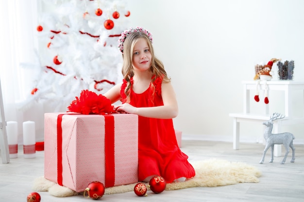Ritratto di bambina carina con decorazioni natalizie