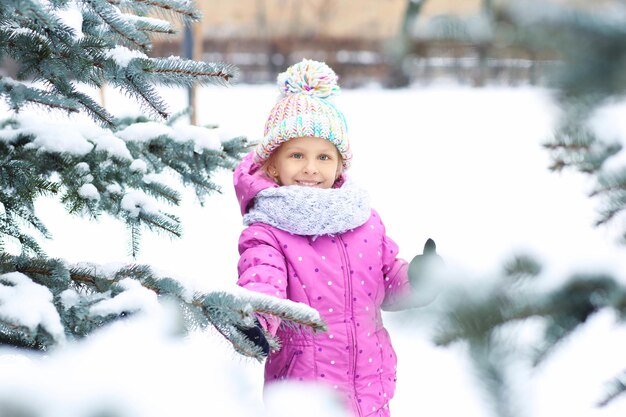 Ritratto di bambina carina nel parco invernale