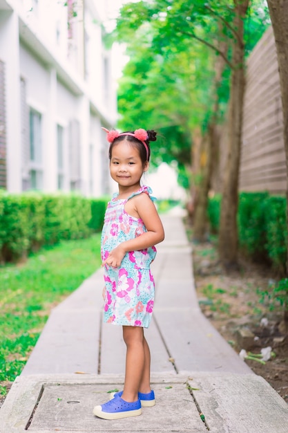 Ritratto di bambina che cammina nel parco