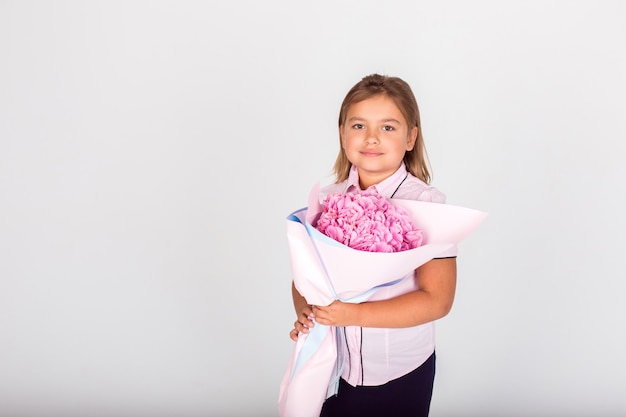 Ritratto di bambina con bouquet di fiori