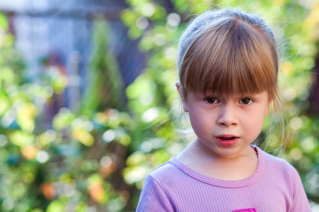 Ritratto di bambina con espressione sorpresa sul viso