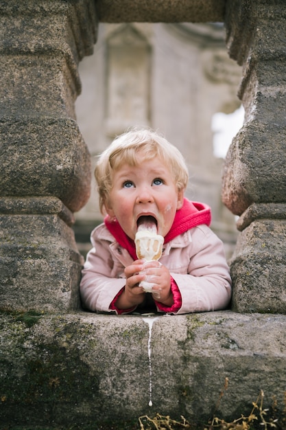 Ritratto di bambina con gelato