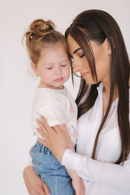 Ritratto di bambina con la sua mamma