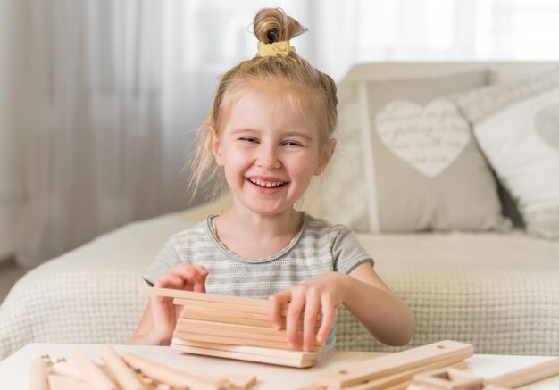 Ritratto di bambina con modello di casa.