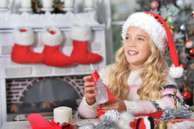 Ritratto di bambina con sua madre che si prepara al Natale